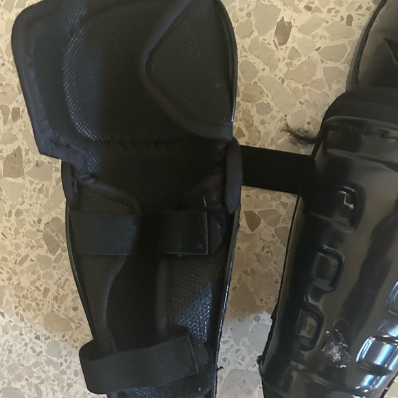 CCM YOUTH HOCKEY SHIN GUARDS SIZE YT 9/23CM YOUTH MEDIUM - Picture 2 of 3